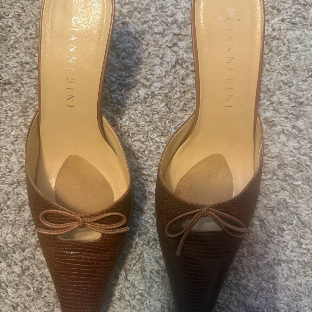Gianni Bini Brown Textured Mules with Bow - Picture 2 of 6